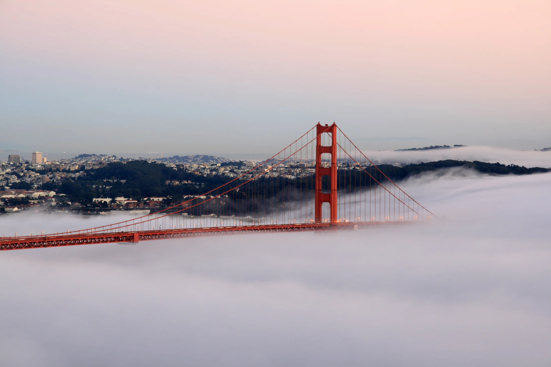 El Golden Gate entre la niebla al atardecer.